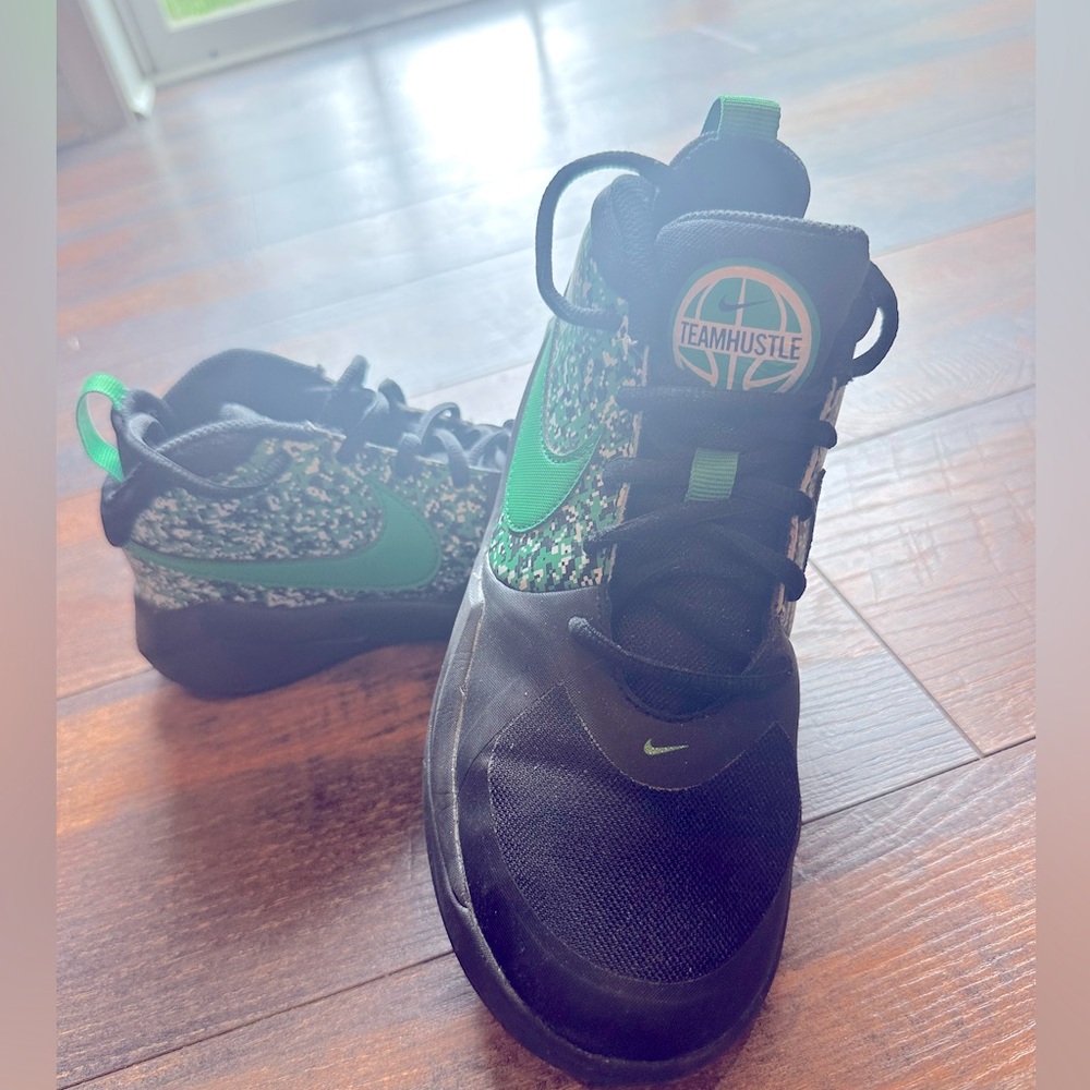 Nike Team Hustle D 9 DIGI (GS) Sz 3.5Y Kids Black/Green Boys Sneaker. EUC